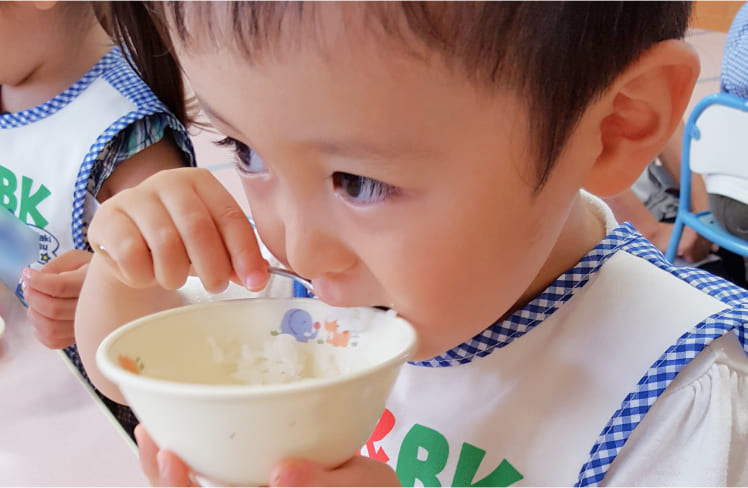 ごはんを食べる様子