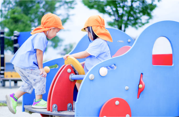 親子が手をてをつないでいる